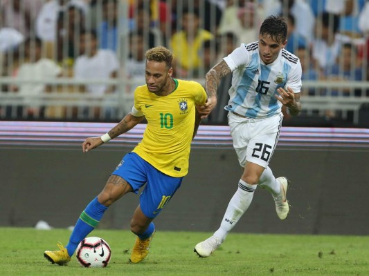 Neymar domina el balón ante la marcación de un seleccionado argentino. Foto:AFP