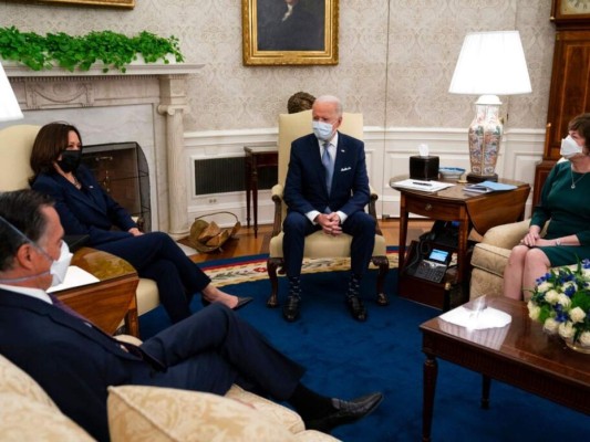 Joe Biden y republicanos discuten plan de alivio por covid-19