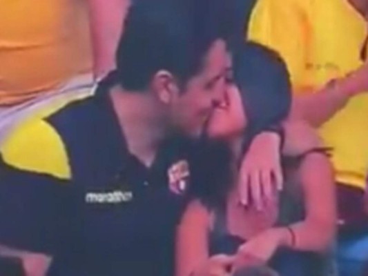La 'Kiss Cam' de un estadio hizo pública una infidelidad. Foto captura Twitter