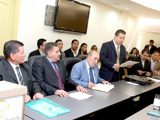 Alianza Patriótica presenta 55 mil firmas ante TSE