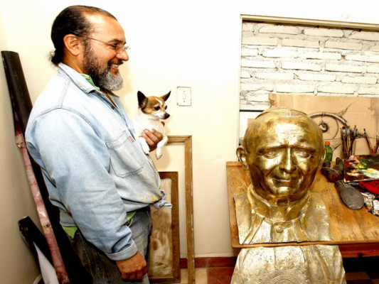 Más ayuda para estatua del Papa