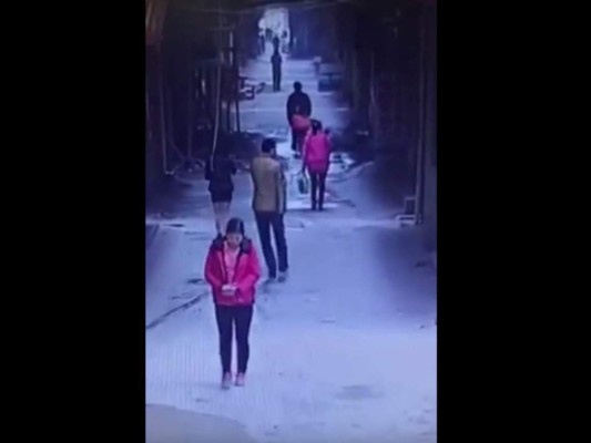 China: depravado sexual ataca a una mujer y la deja desnuda