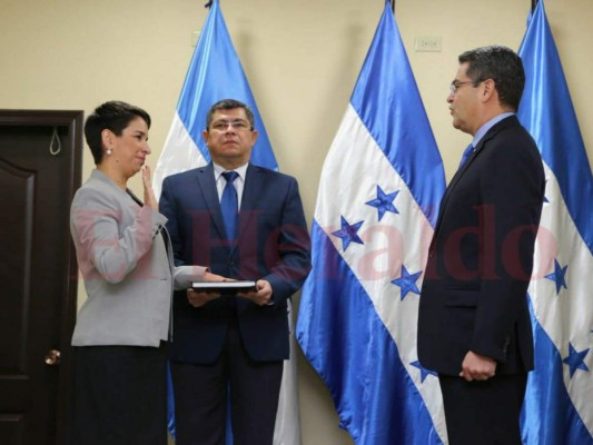 Karla Cueva es juramentada secretaria de Derechos Humanos por el Presidente de Honduras