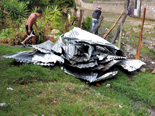 Unas 50 viviendas quedan sin techo por vendaval