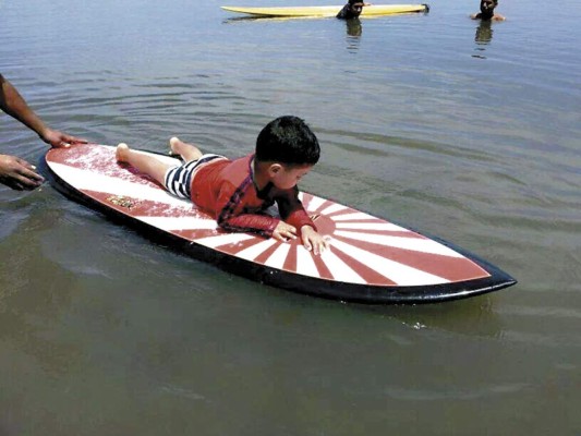 Prácticas de surf, el nuevo atractivo de verano en el sur