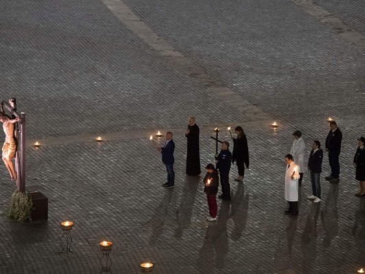En una plaza vacía y con cinco reos, Papa celebra viacrucis del Viernes Santo