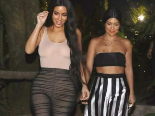 Kim y Kourtney Kardashian publican foto en topless y sus fans no lo superan