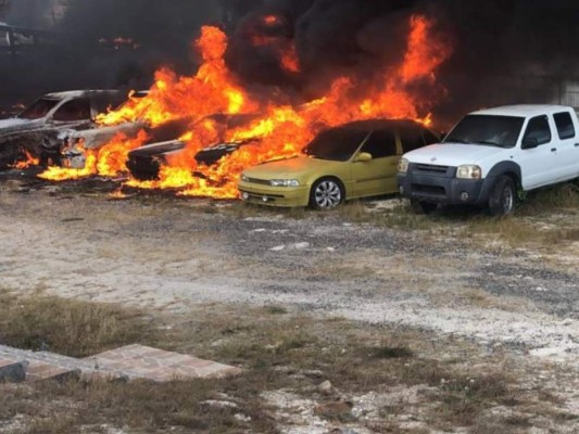 FOTOS: Así fue el incendio en el plantel de la OABI donde se quemaron al menos ocho vehículos