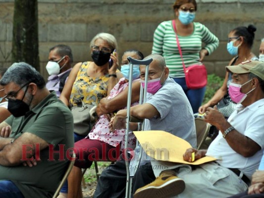 Largas filas y aglomeración: así inició la quinta jornada de vacunación en Tegucigalpa