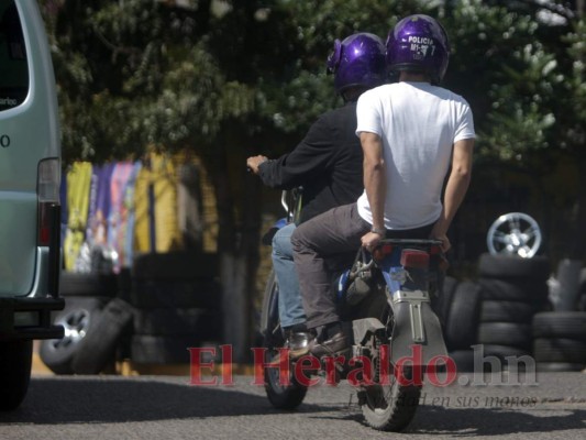 Sigue vigente prohibición de dos hombres en motocicleta&nbsp;&nbsp;