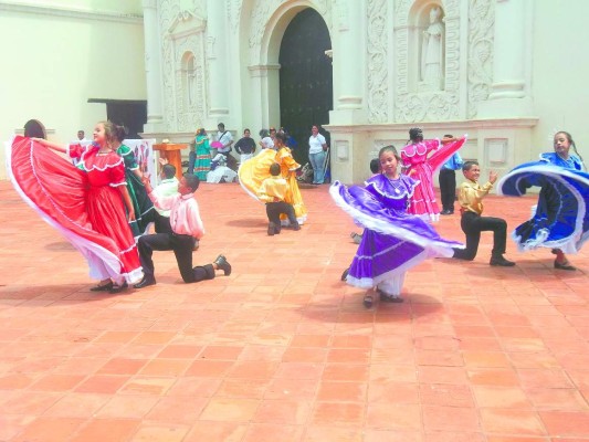Reñido concurso regional de cuadros de danzas
