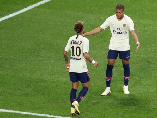 El delantero brasileño del Paris Saint-Germain Neymar es felicitado por el delantero francés del Paris Saint-Germain Kylian Mbappe (R) después de anotar un gol durante el partido de fútbol francés L1 Nice (OGCN) vs Paris (PSG).