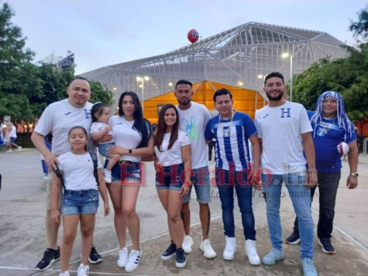 Las bellezas catrachas en el BBVA Compass para el Honduras-Granada