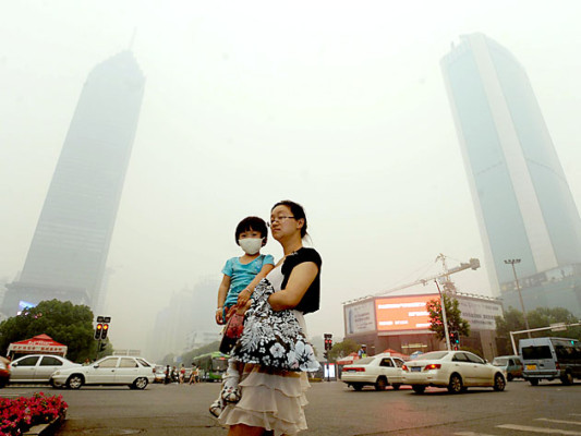 Inquietud en una ciudad china envuelta en una espesa nube amarillenta