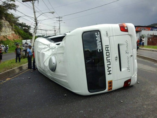 Honduras: Cinco personas se salvan de la muerte tras volcarse rapidito en Anillo Periférico