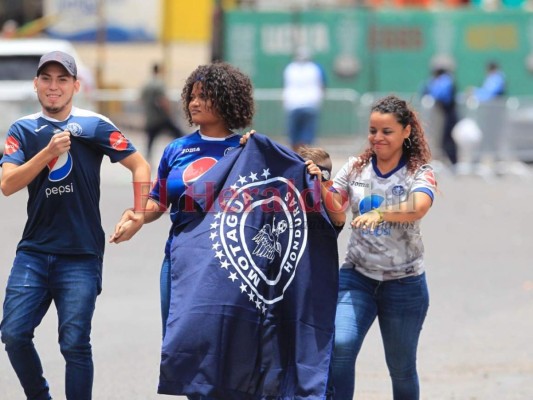 Aficionados empiezan a llenar el Estadio Nacional para la final entre Motagua y Olimpia