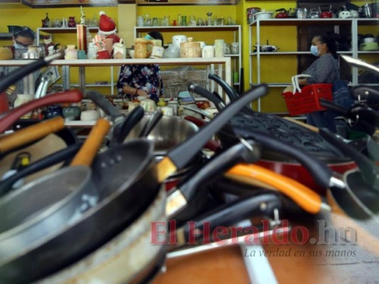 Hasta ollas y vajillas se encuentran en las tiendas de productos usados. Foto: Johny Magallanes/El Heraldo
