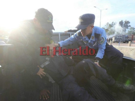 FOTOS: Violento enfrentamiento entre policías y supuestos universitarios