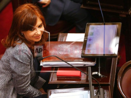 Cristina Kirchner dice que juez le incautó banda y bastón presidencial