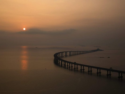 Espectaculares imágenes del puente más largo del mundo en Hong Kong