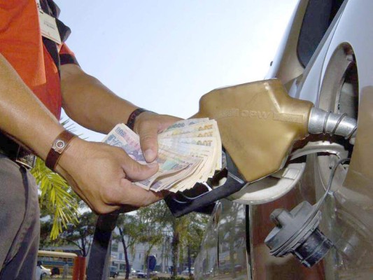 Las gasolinas reportarán leves rebajas este lunes