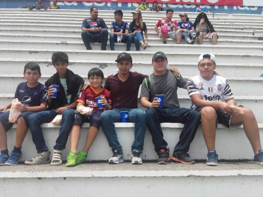 Aficionados comienzan a llenar el Estadio Nacional para ver a Ronaldinho Gaúcho