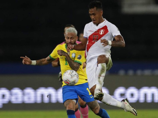Neymar, de la selección de Brasil, y Renato Tapia, de Perú, disputan un balón durante un partido de la Copa América, el jueves 17 de junio de 2021, en Río de Janeiro (AP Foto/Silvia Izquierdo)