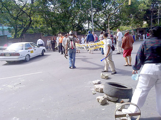 Auxiliares de enfermería protestan en la capital