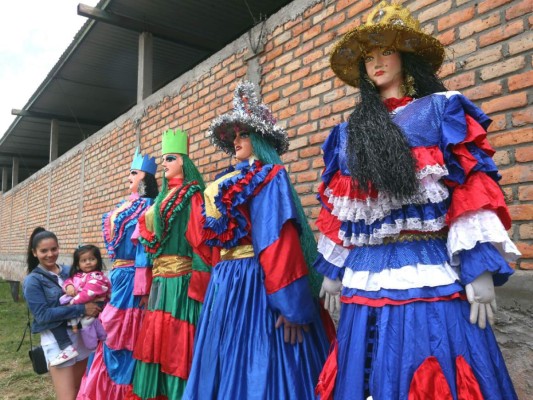 Las gigantonas llegaron a la capital de Honduras