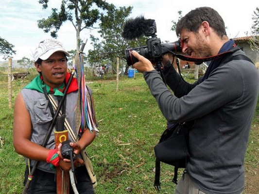 Periodista francés atrapado en zona de guerra colombiana