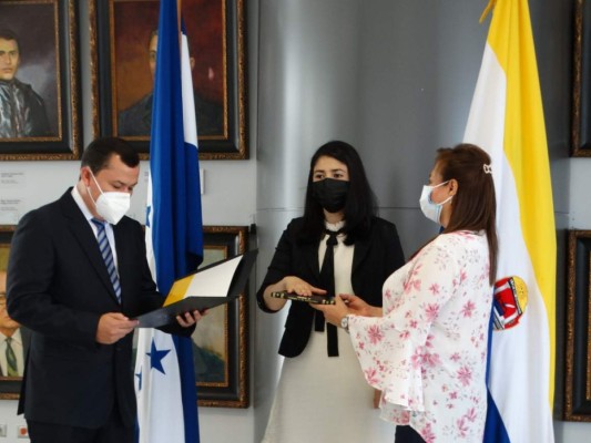 JDU juramenta auditora interna de la UNAH