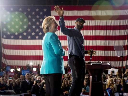 LeBron James hace campaña a favor de Clinton en Ohio