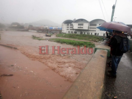 Impactantes imágenes de la crecida del río Choluteca en la capital de Honduras