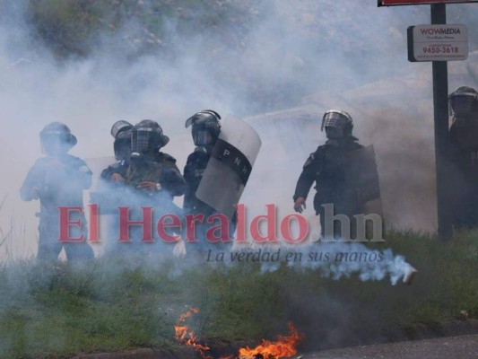 FOTOS: Gas lacrimógeno, piedras y fuego durante protestas en la capital de Honduras