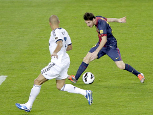 Una gigantesca bandera catalana presidió el inicio del Barcelona-Real Madrid