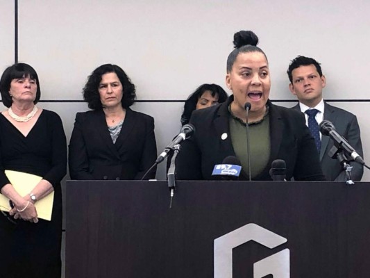 Demanda pide a ICE dejar de detener inmigrantes en cortes