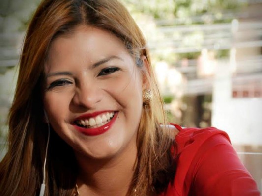 Saraí Espinal, la carismática voz en la Tarde de HRN