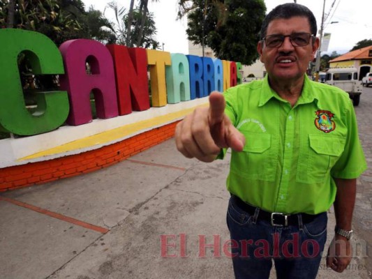 Amante del karaoke, el fútbol y Cantarranas, el pueblo selfie: así fue en vida el alcalde Francisco Gaitán  