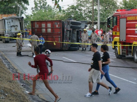 La trágica escena del motociclista aplastado por un contenedor en Choloma