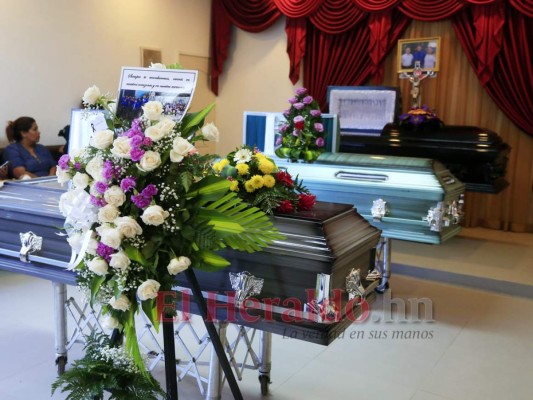 FOTOS: Doloroso velorio de fallecidos en tragedial vial en Zambrano