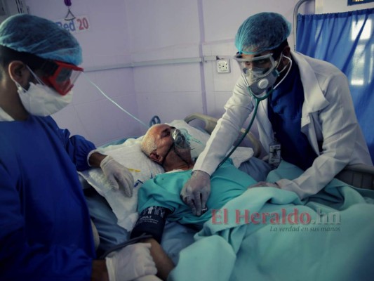 En esta fotografía de archivo del 14 de junio de 2020, trabajadores médicos atienden a un paciente con COVID-19 en una unidad de cuidados intensivos en un hospital en Sanaa, Yemen. Foto: AP