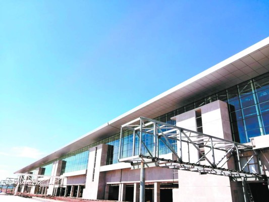 Instalan siete mangas en el moderno aeropuerto de Palmerola