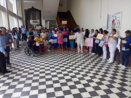 Protesta: Empleados por contrato del Hospital San Felipe exigen una plaza