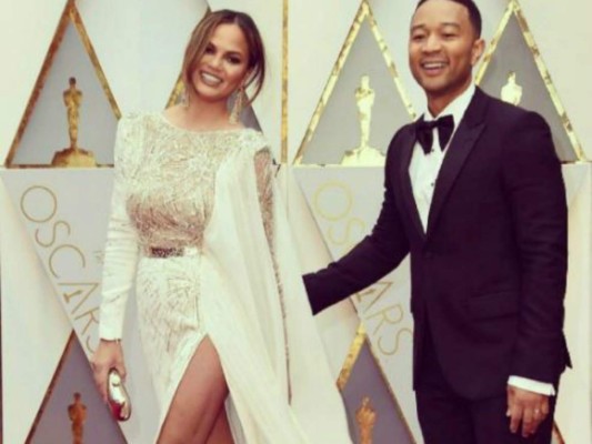 Esposa de John Legend pasa penoso momento durante concierto