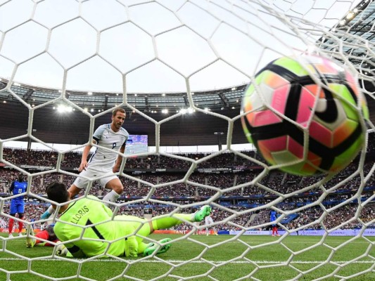 Francia gana a Inglaterra 3-2 en partido marcado por homenaje a víctimas