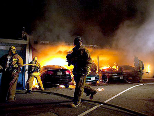 Policía divulga imágenes de sospechoso de ola de incendios