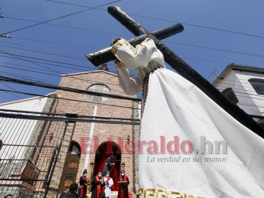 FOTOS: Iglesia revive la pasión y la fe con especial viacrucis el Viernes Santo