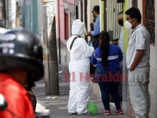 En sus casas y hasta en la calle han muerto unos 73 sospechosos de coronavirus