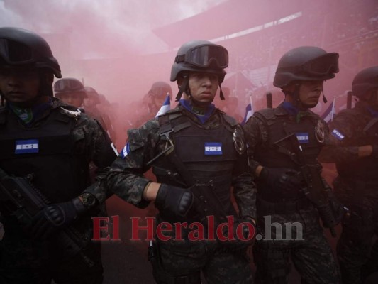 Militares hacen exhibición de poderío y disciplina en desfiles patrios