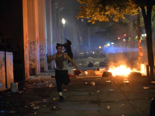 FOTOS: Manifestantes y policías se enfrentan nuevamente en Portland, EEUU